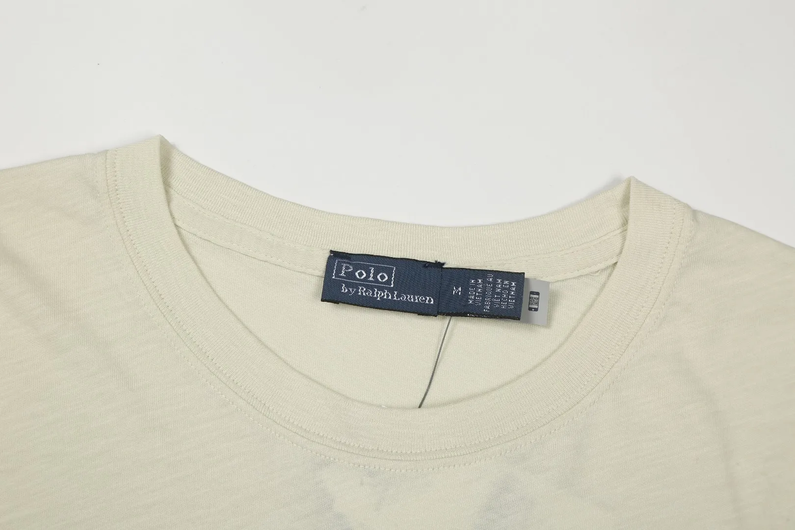 P124 White background picture [Summer hot] Style number: 25050# Color: Mi Xing Size: S to XL - Ralph Lauren/Ralph Lauren 2025SS Summer new Hampton coastal style island coconut palm soft slub cotton short-sleeved Tee - Correct and short version The upper body is more proportional ✅ - Original consistent warp and weft slub cotton, soft and comfortable with a sense of laziness ✅ - RL 25 new coconut tree printed cotton Tee The resort-style coconut tree and island pattern print on the chest enriches the visual beauty. The apricot color and the texture of the bamboo fabric have a very lazy summer style. The loose and short version is not picky about your body shape and brings out the Instagram atmosphere. Highly recommended.